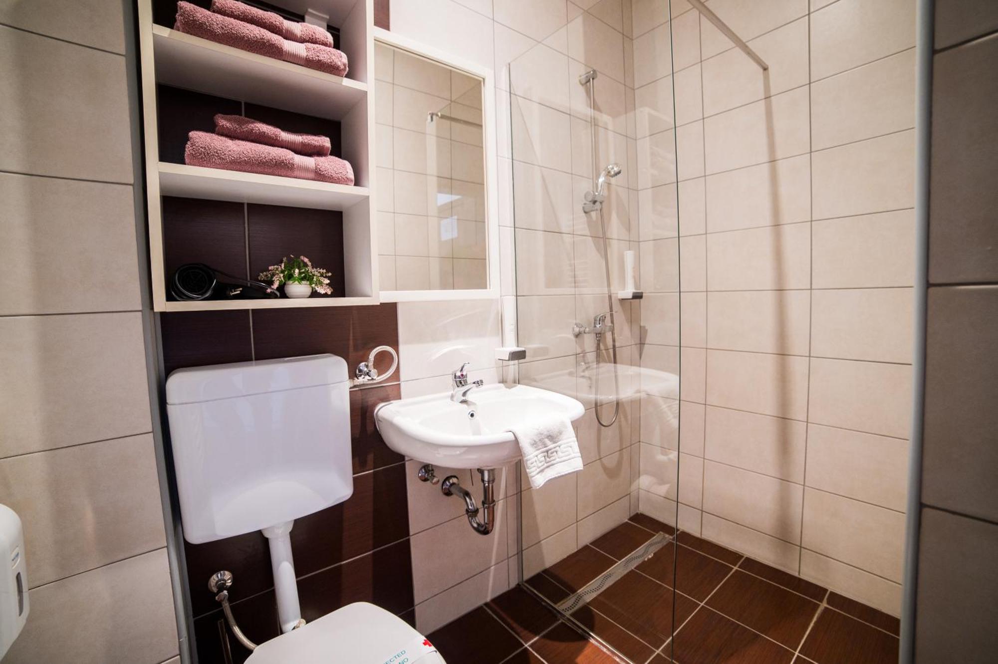 University Hotel Dorrah Tuzla Buitenkant foto